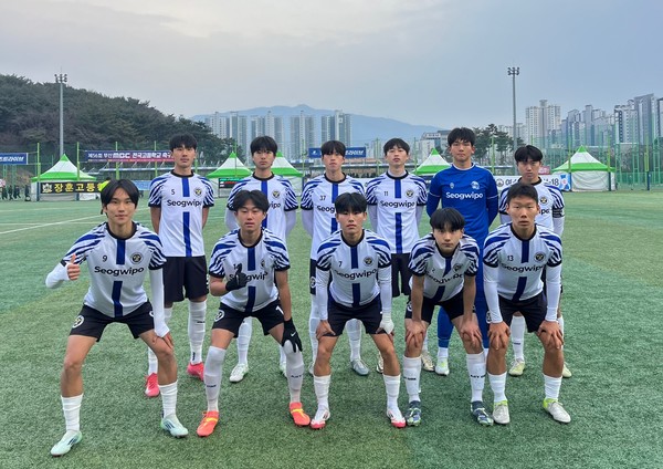 제56회 부산MBC 전국고등학교 축구대회에 출전해 8강에 진출한 서귀포고등학교 축구부가 기념사진을 촬영하고 있다.