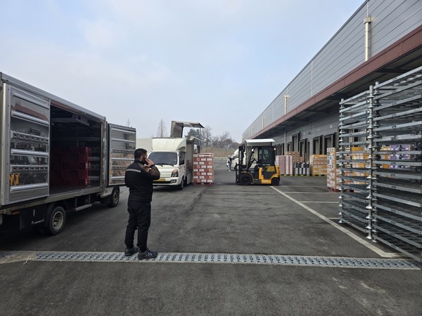 26일 새벽 경기도 안성에 위치한 제1권역 거점물류센터에 도착한 제주산 농산물의 하역 작업이 이뤄지고 있다.