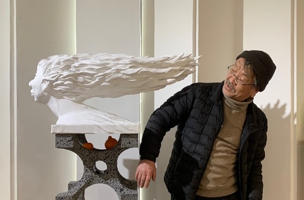 27일 양기훈 작가의 첫 개인전 '공간조형전 1986~2025'에서 작가가 작품 '귤의 여신 탄생(2020~2025)'을 소개하고 있다. 고은리 기자