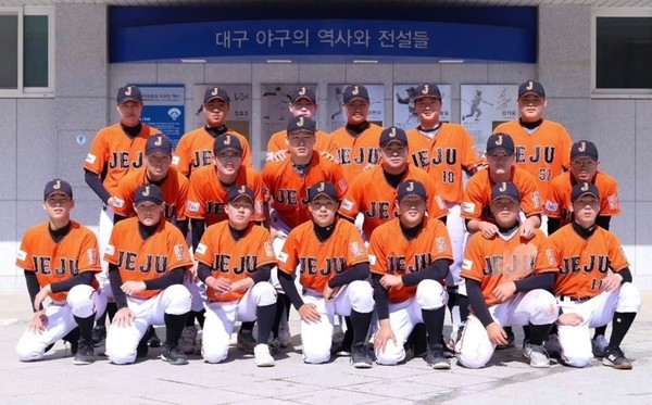 2025 고교야구 주말리그에 참가한 제주고 야구팀이 9일 대구시민운동장 야구장에서 경기에 앞서 기념촬영을 하고 있다. 제주특별자치도야구소프트볼협회 제공.