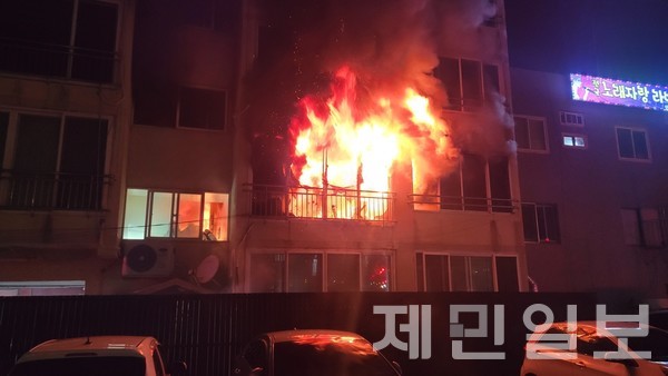 10일 오전 1시께 제주시 일도동의 한 다세대 주택에서 화재가 발생했다.(사진=제주소방안전본부)