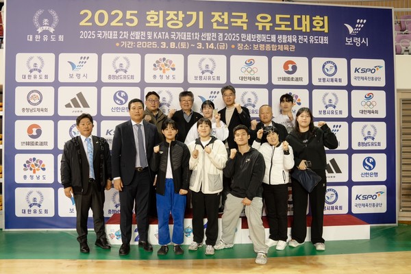 신진성 제주특별자치도체육회장이 이경하 및 제주도유도회 관계자와 기념촬영을 하고 있다. 제주도체육회 제공