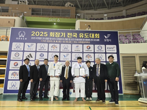 이현지·김세헌이 제주특별자치도유도회 관계자 등과 기념촬영을 하고 있다. 제주도체육회 제공