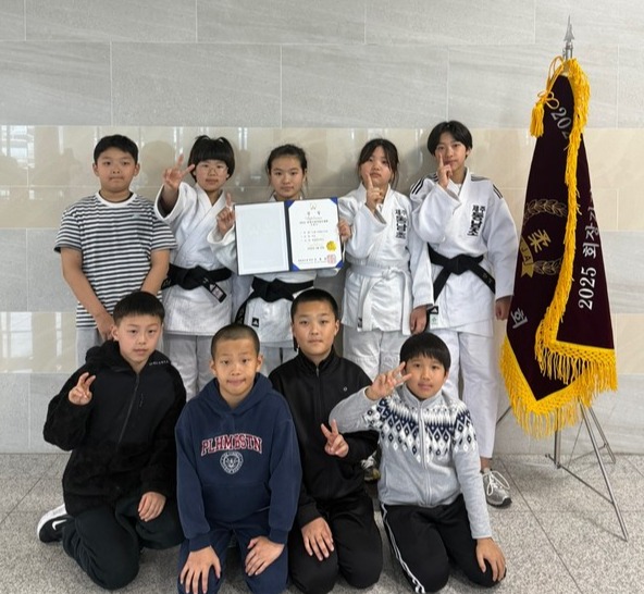 2025 회장기 전국유도대회 여자 초등부 단체전에서 전국 강호들을 물리치고 우승을 거머쥔 동남초등학교 유도 선수들이 기념사진을 촬영하고 있다. 제주도체육회 제공