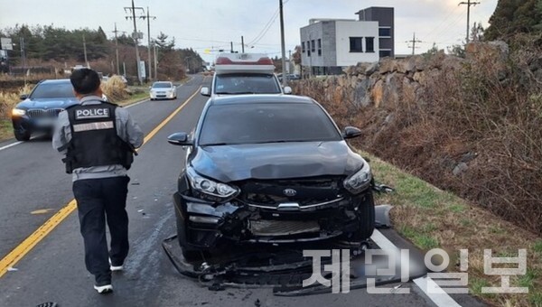 서귀포시 안덕면 광평리 소재 산록도로에서 승용차 2대가 충돌하는 사고가 발생했다.(사진-제주도소방안전본부)