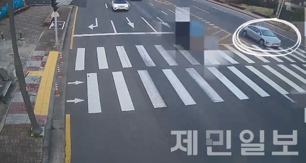 지난 11일 오후 6시13분께 제주시의 한 도로에서 무면허로 차량을 몰다 사고를 내고 도주한 20대 난민이 경찰에 붙잡혔다.(자료=서부경찰서 제공)