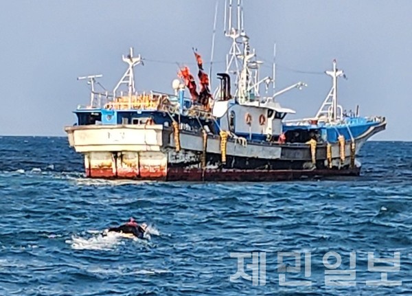제주 비양도 해상에서 해녀를 피하려던 어선이 좌초되는 사고가 발생했다.(사진=제주해양경찰서 제공)