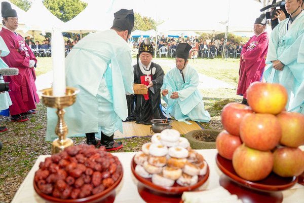 오영훈 제주도지사가 한라산신제단에서 제를 올리고 있다.