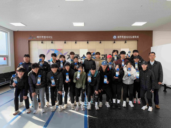 제주스포츠과학센터가 준비한 냉온찜질 주머니를 받은 경북지역 경운대학교 육상선수들이 기념사진을 촬영하고 있다.