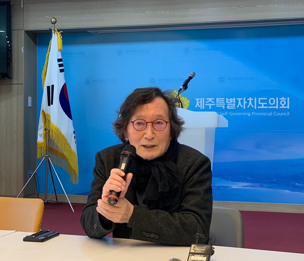 21일 제주도의회 도민카페에서 열린 제주4·3영화 '내 이름은' 기자회견에서 정지영 감독이 작품을 소개하고 있다. 고은리 기자