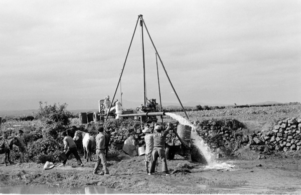 1970년대 제주 지하수 개발 모습. 국가기록원 제공