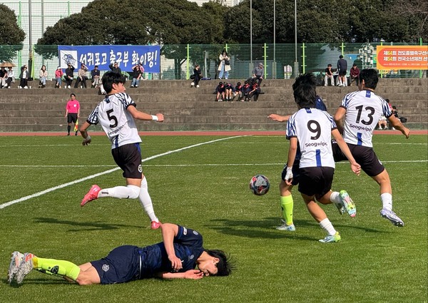 23일 제주시 애향운동장에서 열린 제64회 전도종별축구선수권대회 결승전에서 대기고와 서귀포고 선수들이 치열한 볼 다툼을 벌이고 있다.