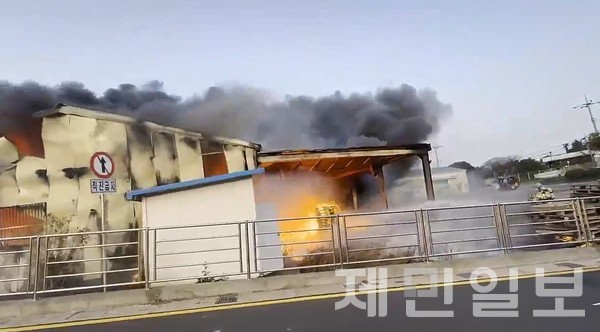 제주시 화북동에 있는 창고에서 불이 나 소방이 진화에 나서고 있다.(영상=제주소방안전본부 제공)