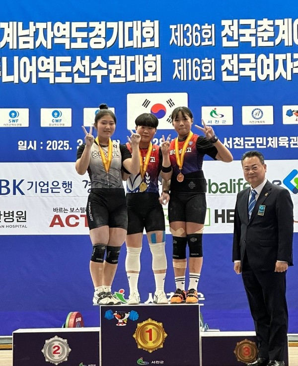 단상위 제일 오른쪽 김태희(남녕고1).