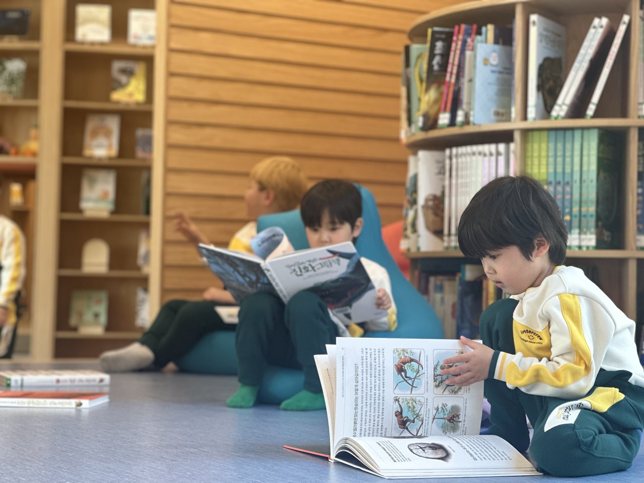 제주도교육청이 26일 제주유아교육진흥원 회천분원 '제주꿈새미' 개원식을 연 가운데 봉개초등학교 병설유치원 5세반 어린이들이 제주꿈새미를 찾아 책놀이터에서 실내 활동을 하고 있다. 김수환 기자