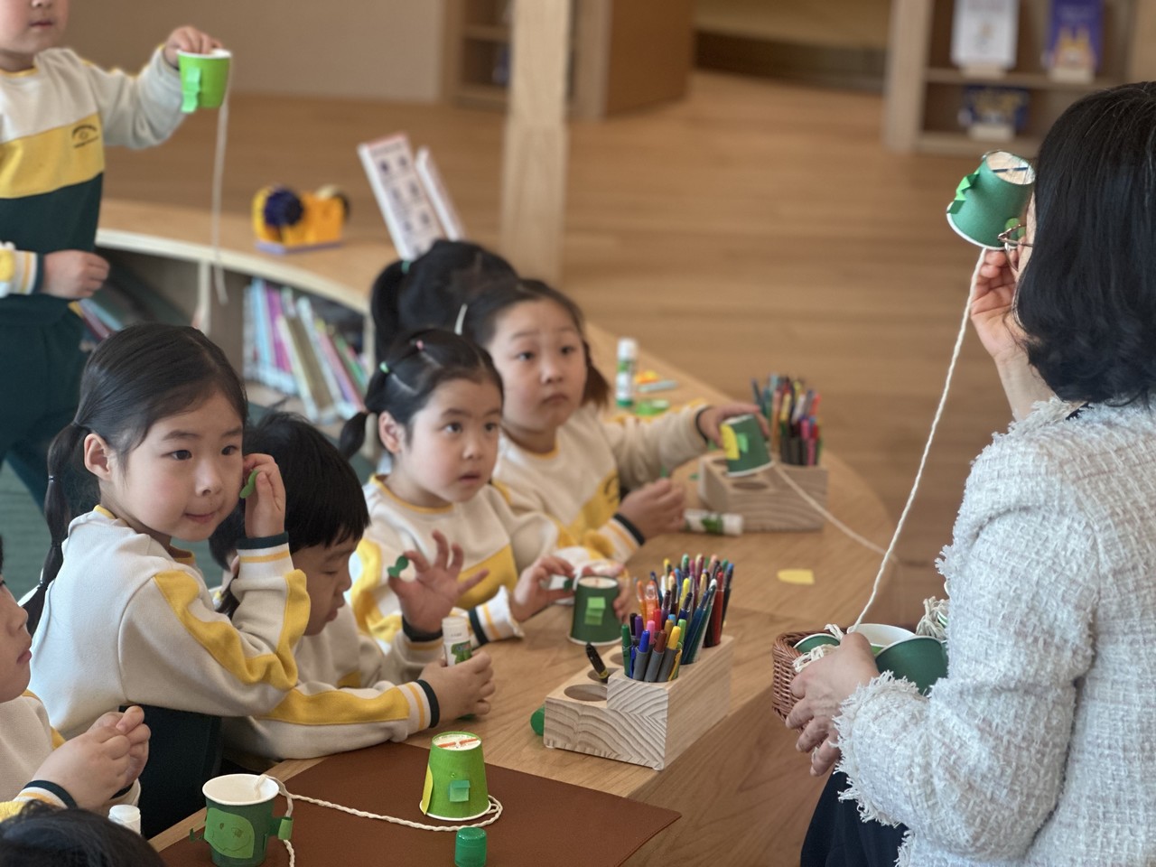 제주도교육청이 26일 제주유아교육진흥원 회천분원 '제주꿈새미' 개원식을 연 가운데 봉개초등학교 병설유치원 5세반 어린이들이 제주꿈새미를 찾아 책놀이터에서 실내 활동을 하고 있다. 김수환 기자