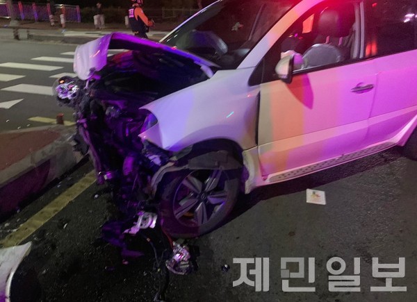 지난 3월 31일 서귀포시 강정동 한 도로에서 SUV 차량 2대가 추돌하는 사고가 발생했다.(사진-제주소방안전본부)