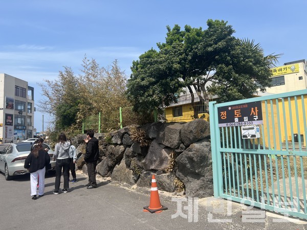 2일 제주시 조천읍 함덕리에 위치한 정토사 앞에서는 삼삼오오 모여 흡연하는 시민들의 모습이 목격됐다.전예린 기자 