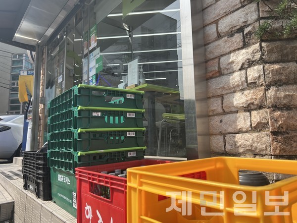 제주지역 슈퍼와 편의점 등 소매점 업주들이 빈병 보증금 제도에 골머리를 앓고 있다.전예린 기자 