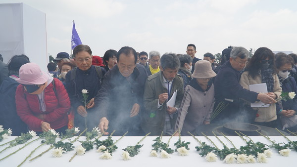 제77주년 4·3희생자 추념식에 참석한 희생자 유족과 도민들이 헌화하고 있다. 고기욱 기자