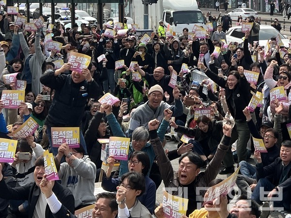 헌재가 윤 대통령의 탄핵을 인용한 직후인 4일 오전 11시22분께 제주시청 앞 조형물 일대에 모여있던 탄핵 찬성 집회 참가자들 사이에서는 일제히 환호성이 터져 나왔다.전예린 기자 