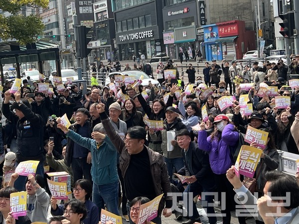 이내 재판관 만장일치로 "피청구인 대통령 윤석열을 파면한다"고 선고하자 참가자들은 일제히 기뻐 소리를 지르며 자리에서 일어섰다.전예린 기자 
