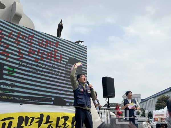 헌재가 윤 대통령의 탄핵을 인용한 직후 임기환 민주노총 제주본부 본부장의 발언이 이어졌다.전예린 기자 