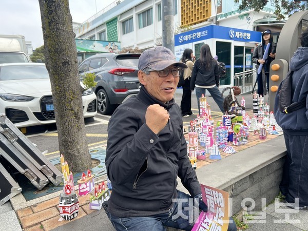 집회 장소 일대에 촛불 모형의 조형물을 만들어 놓은 문창율씨(65)도 소감을 전했다.전예린 기자 