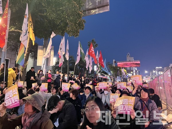 4일 오후 7시 제주시청 앞 거리 일대에서는 제주지역 시민사회단체와 도민들이 모여 윤 전 대통령의 탄핵을 반갑게 맞이했다.전예린 기자 