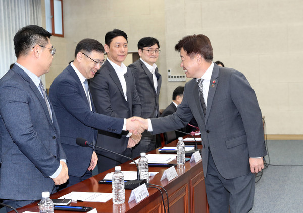 ▲제주도가 지난달 25일 도청 탐라홀에서 오영훈 제주도지사 주재로 '도내 5성 호텔 및 카지노 업체 대표자와의 간담회'를 갖고 있다.