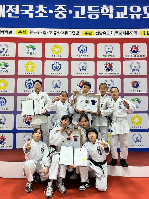 지난달 27일부터 4월 1일까지 전라남도 목포실내체육관에서 엿새간 열린 '제53회 춘계 초·중·고등학교 유도연맹전'에서 여초부 단체전 2위, 남초부 단체전 3위를 기록한 동남초등학교 학생들.