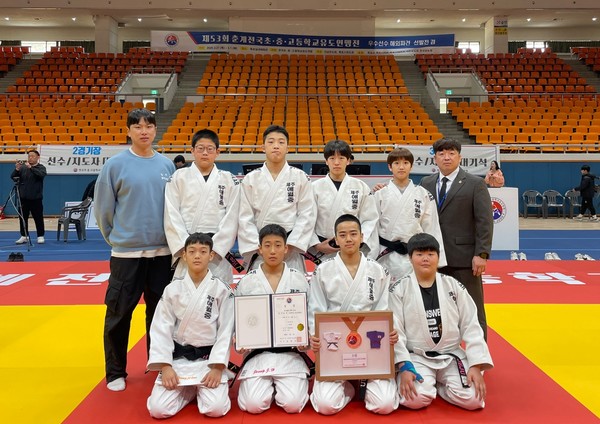 지난달 27일부터 4월 1일까지 전라남도 목포실내체육관에서 엿새간 열린 '제53회 춘계 초·중·고등학교 유도연맹전'에서 단체전 남중부 3위를 기록한 애월중학교 학생들.