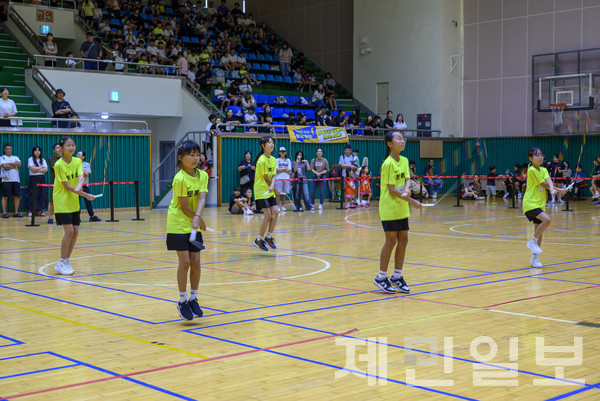 서귀포보건소는 서귀포시 줄넘기 대회를 개최해 학생들의 흥미를 높이고 건강생활실천 동기를 부여하고 있다.