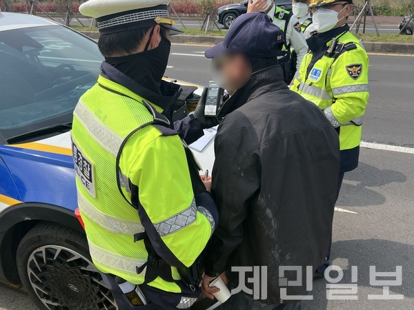 제주 경찰이 10일 오후 1시5분께 제주도 주요 도로에서 불시 음주운전 단속을 벌인 결과 총 면허정지 9건이 적발됐다.전예린 기자 