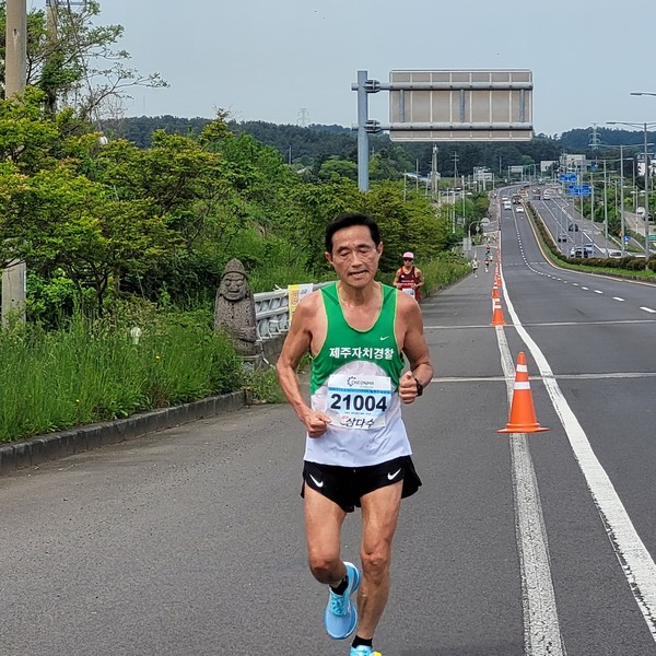 2024 평화의 섬 제주 국제마라톤 대회에서 역주하고 있는 전용식 전 제주도자치경찰단 교통생활안전과장.