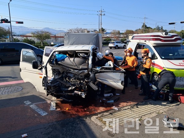 15일 오후 서귀포시 남원읍에서 1t 트럭 2대가 충돌해 119 구조대가 구조작업을 펼치고 있다.(사진-제주도소방안전본부)