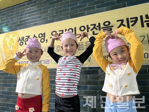 생존수영 훈련에 참여한 임하온·임채민·임하린(만 5세) 세쌍둥이 자매가 본보와 인터를 통해 소감을 전했다.전예린 기자 