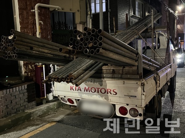 주차된 차량에 실린 적재물이 무분별하게 방치되면서 이로 인한 피해가 제주지역 곳곳에서 발생하고 있다.전예린 기자 