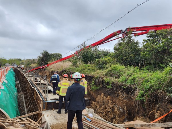17일 서귀포시 성산읍 난산리 하수관거 공사장에서 펌프카가 전도돼 50대 작업자가 숨지는 사고가 발생했다.(사진-제주도소방안전본부)