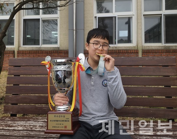 제1회 제주특별자치도 장애인체육대회에서 학생부 볼링 부문 최우수상을 수상한 김민재(15)군이 본보와의 인터뷰를 통해 소감을 전했다.전예린 기자 