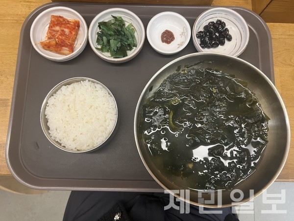 제주국제공항 내 입점해 있는 한식 음식점에서 주문한 성게 미역국에는 성게알이 거의 없는 것이 확인됐다.전예린 기자 