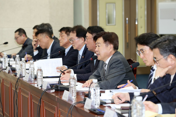 ▲도내 카지노 산업이 프리미엄 시장을 아우르며 균형있게 성장하기 위해서는 VIP 고객 확보가 무엇보다 시급한 상황이다. 사진은 지난달 25일 제주도청 탐라홀에서 오영훈 제주도지사 주재로 열린 도내 5성 호텔 및 카지노 업체 대표자와 간담회 모습.