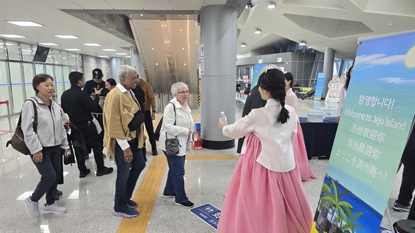 제주도는 22일 강정항에 첫 입항한 크루즈선 '앤썸 오브 더 씨즈' 승객과 승무원을 위한 환영행사를 진행했다.