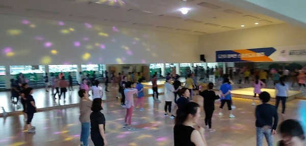 제주스포츠클럽이 운영하는 생활체육 프로그램(줌바) 모습.