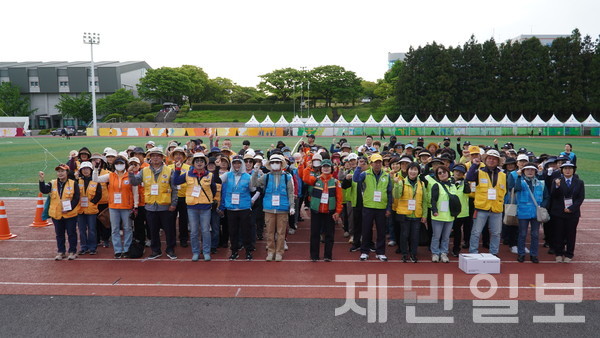 2024 평화의 섬 제주국제마라톤대회 자원봉사자 모습.