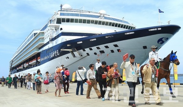 서귀포 강정항에서 오는 5월 1일부터 연말까지 상해-제주-일본 노선에 총 33항차의 준모항 크루즈가 운항될 예정이다.