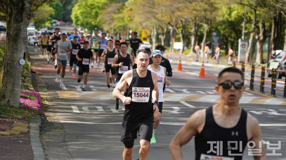 2025 평화의 섬 제주 국제마라톤대회에 참가해 달리고 있는 참가자들. 고기욱 기자