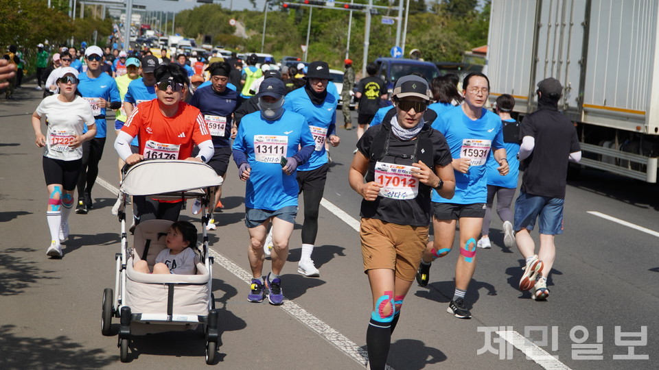 2025 평화의 섬 제주 국제마라톤대회에 참가해 달리고 있는 참가자들. 고기욱 기자