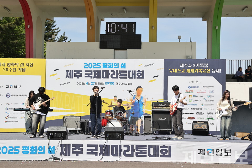 지난해 제민일보와 제주도교육청이 주최한 학교 밴드 페스티벌 중등 부문 우승자 스즈키가 국제마라톤에서 축하공연을 하고 있다. 김은수 기자