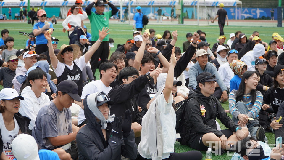경품 추첨에 환호하고 있는 참가자들. 고기욱 기자